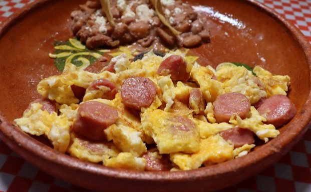 Huevos con Salchicha Huevos con Salchicha
